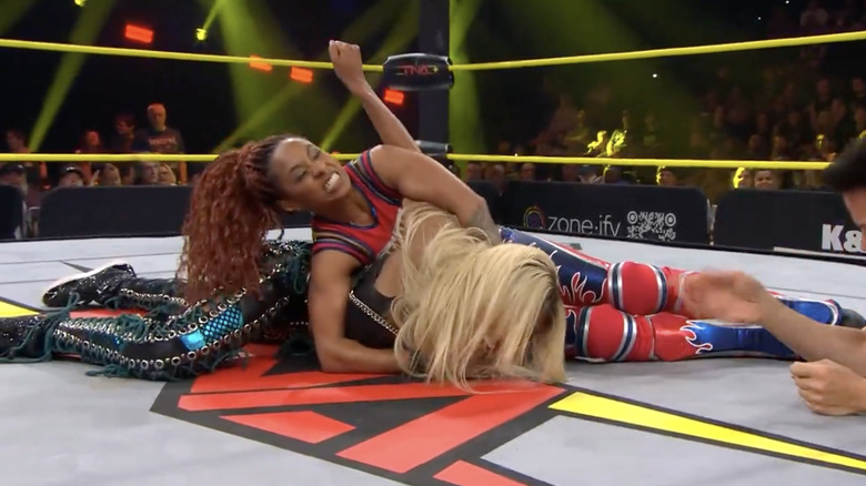 Steelz with a submission locked in on Sadè