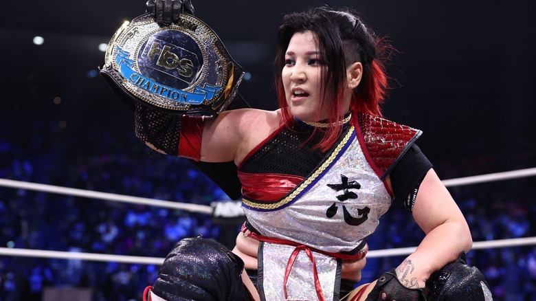 Hikaru Shida holding up the TBS Championship